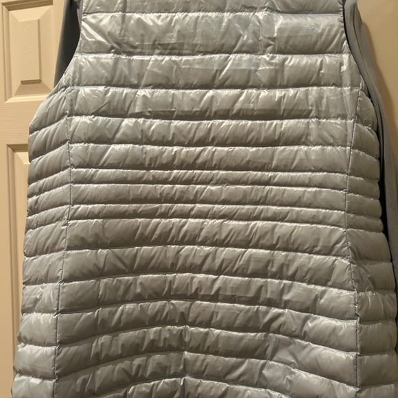 Lands end ice blue puffer vest 1xp and coordinating chicos tee size 3 - Picture 2 of 5